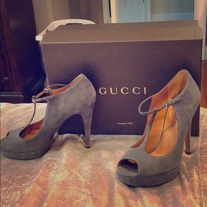 Gucci Grey suede peep toe platform pumps size 38